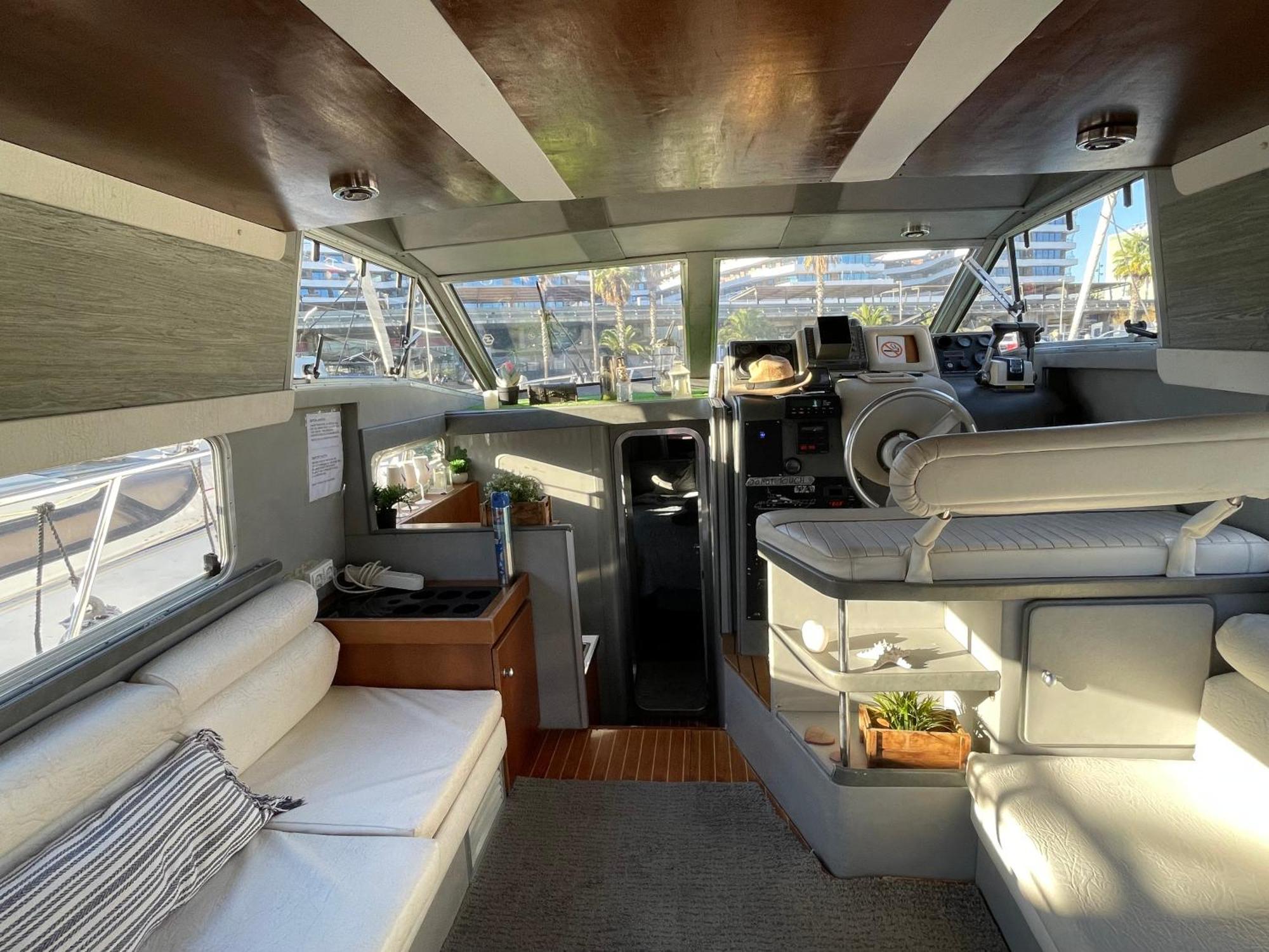 The Floating Hotel na wodzie *
